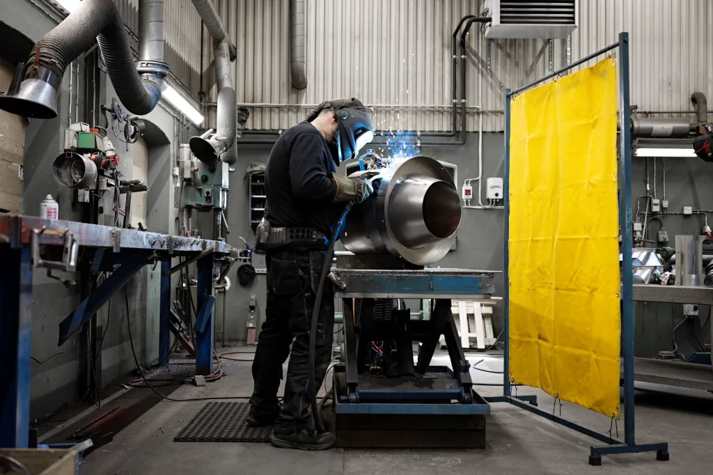 MAUS-DEKKE-WELDING-FIRE-BLANKET-ACTION2.webp