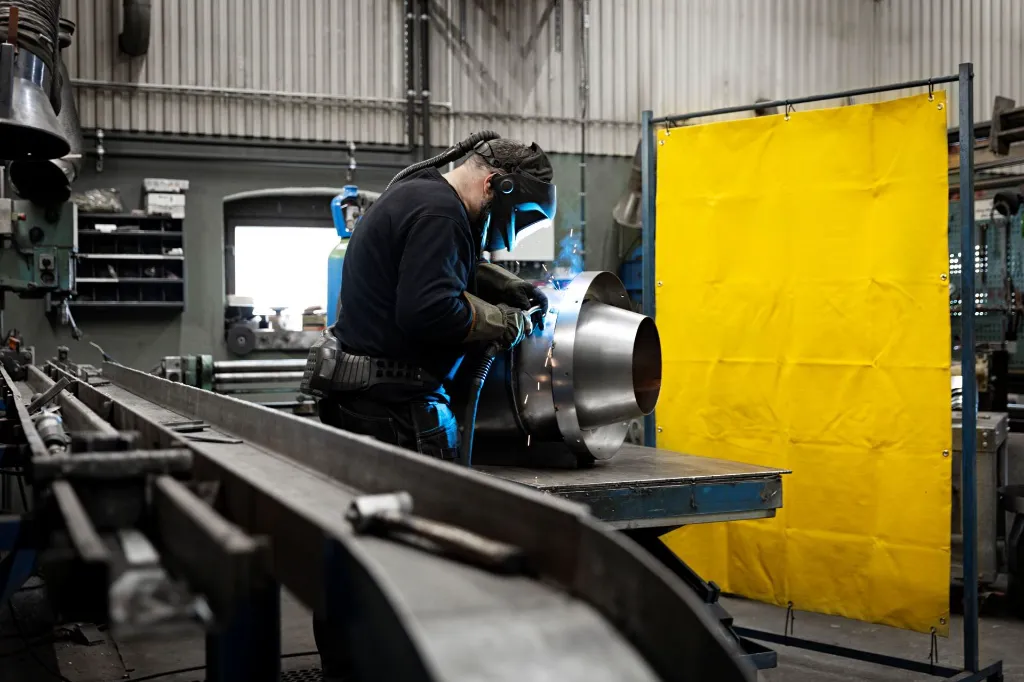 MAUS-DEKKE-WELDING-FIRE-BLANKET-ACTION1.webp